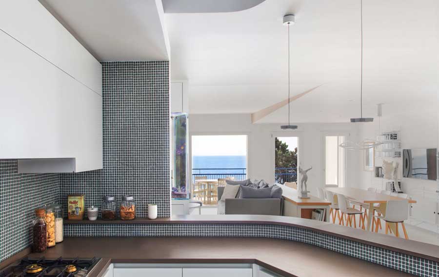 Casa Mare. A radiant apartment towards the sea.