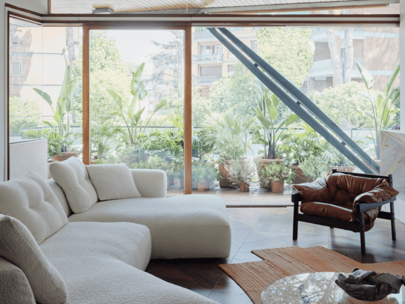 Un appartamento degli anni ’70 tra design iconico e comfort contemporaneo