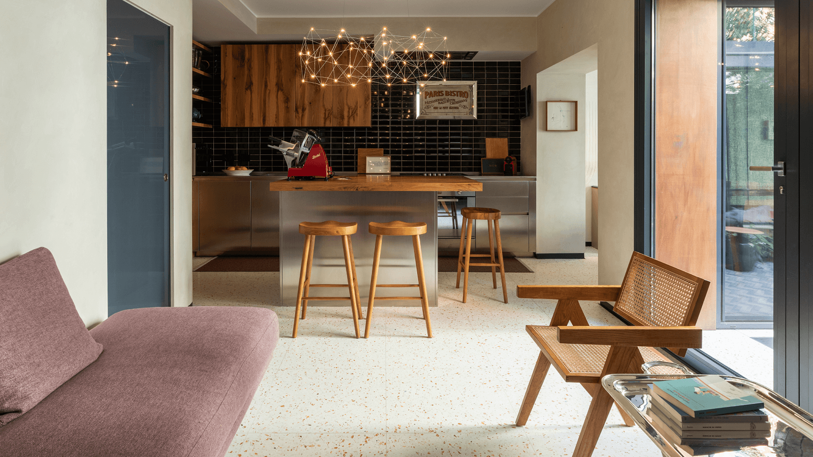 From garage to quiet oasis: a contemporary home between design and materiality