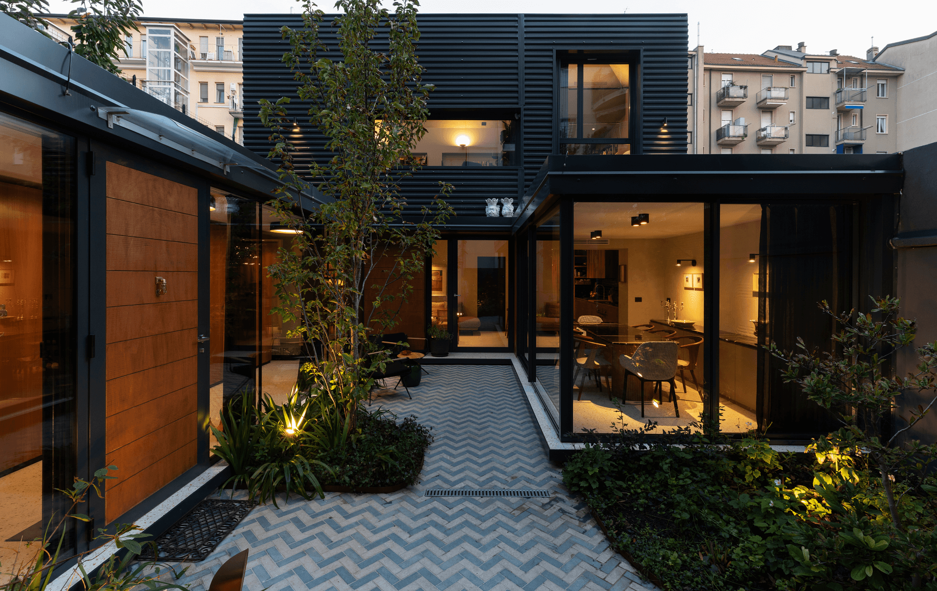 From garage to quiet oasis: a contemporary home between design and materiality